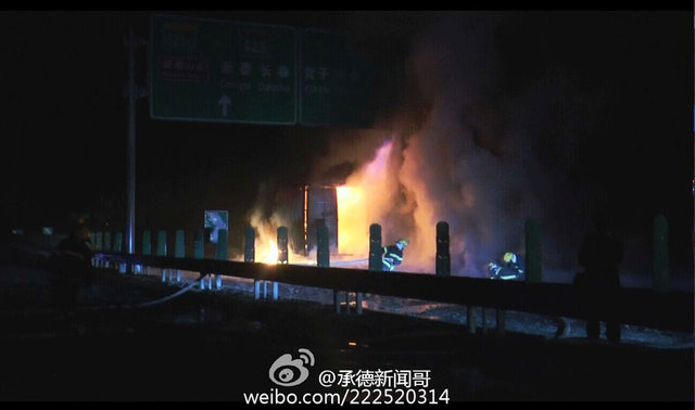 河北承德貨車滿載煙花爆竹高速起火