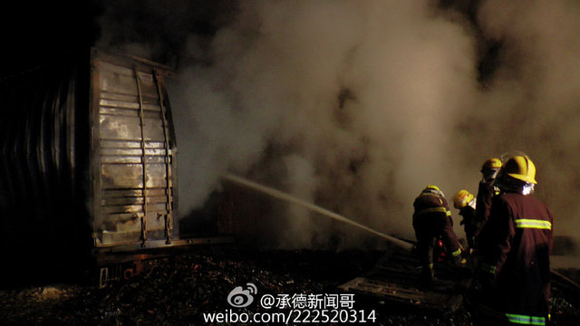 河北承德貨車滿載煙花爆竹高速起火