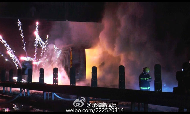 河北承德貨車滿載煙花爆竹高速起火