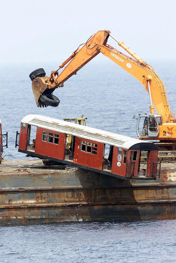 美國地鐵列車退役後被扔下海建造人工珊瑚礁