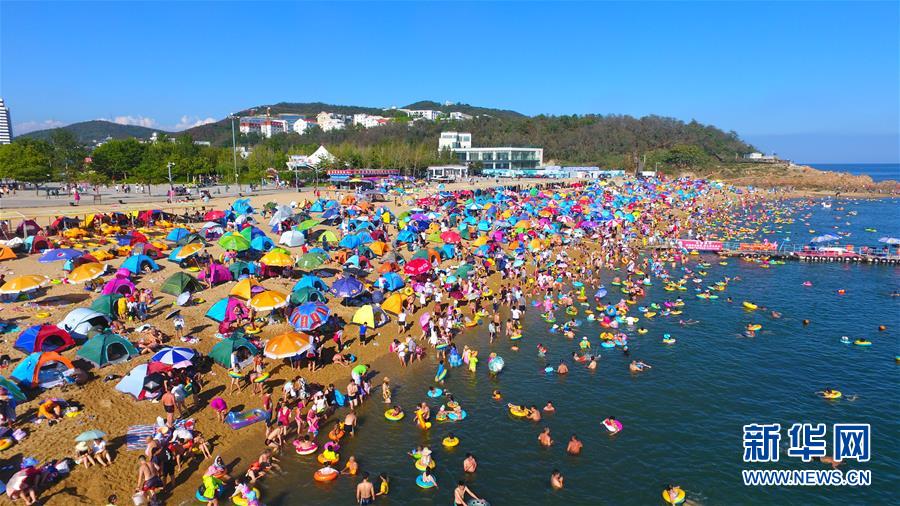 大連付家莊海濱浴場迎來遊客高峰