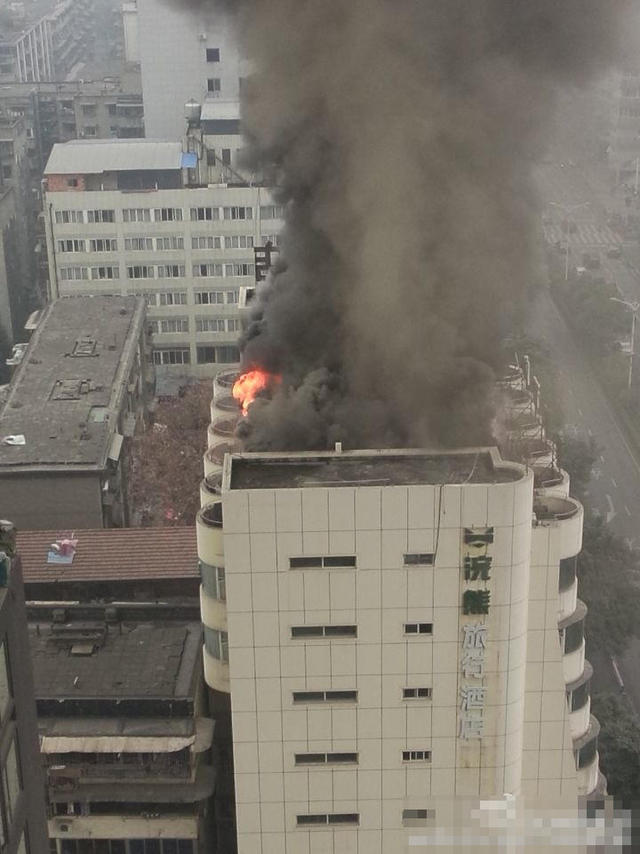 成都德勝路一酒店起火 濃煙沖天