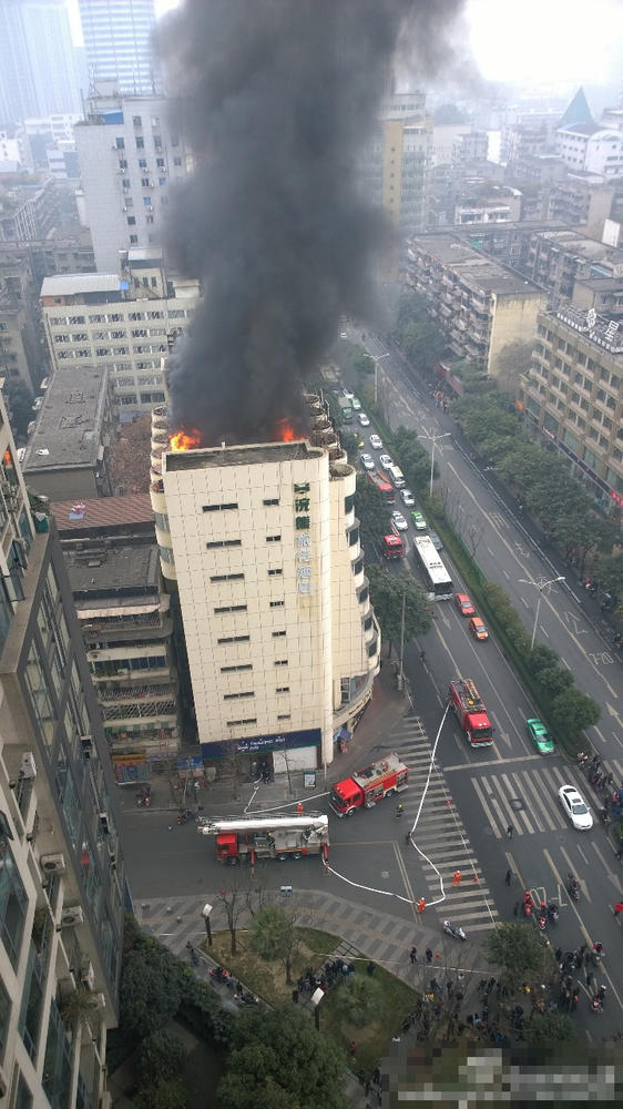 成都德勝路一酒店起火 濃煙沖天