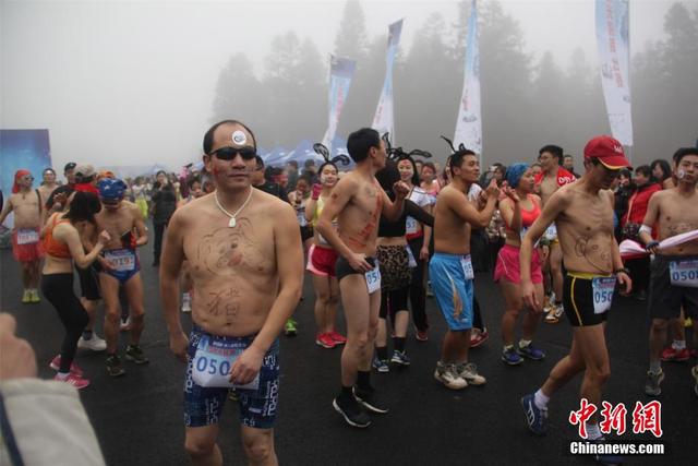 重慶仙女山“光豬跑”比賽吸人眼球