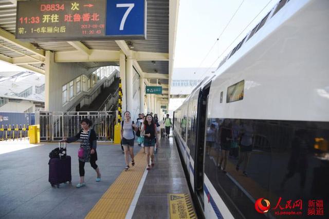 “坐著火車遊新疆—奇幻火洲”動車組列車正式開行