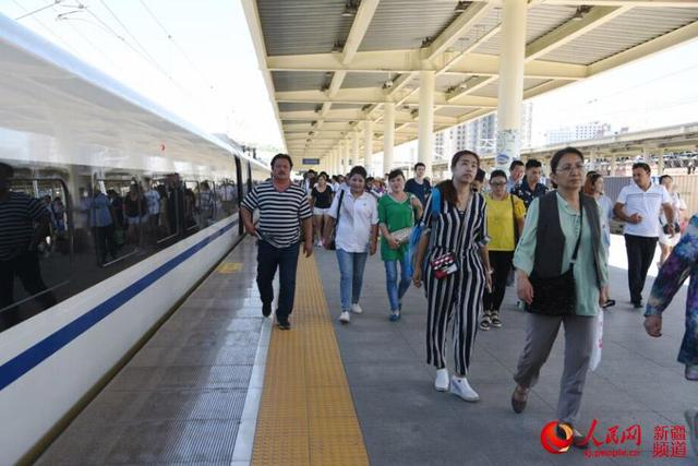 “坐著火車遊新疆—奇幻火洲”動車組列車正式開行