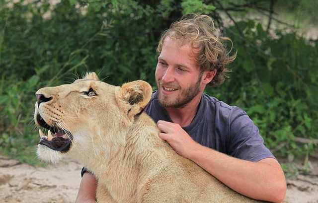 人獅情未了 德國男子收養猛獅教其捕獵