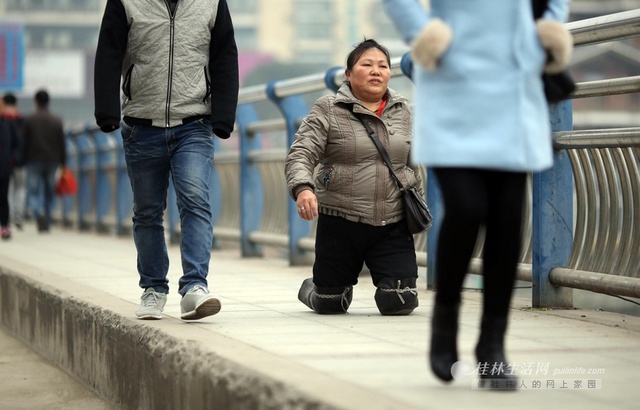 “堅強姐”跪著去打工 稱做人要有骨氣