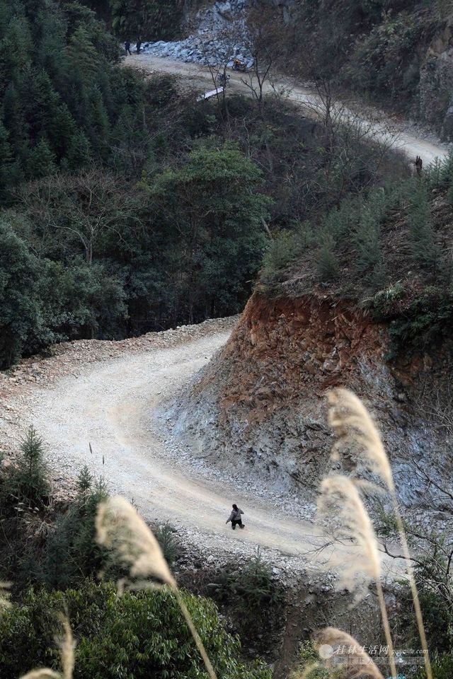 “堅強姐”跪著去打工 稱做人要有骨氣