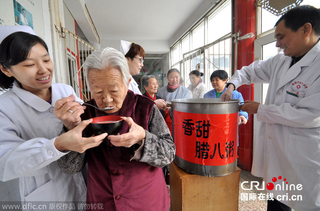 各地民眾吃“臘八粥”喜迎臘八節