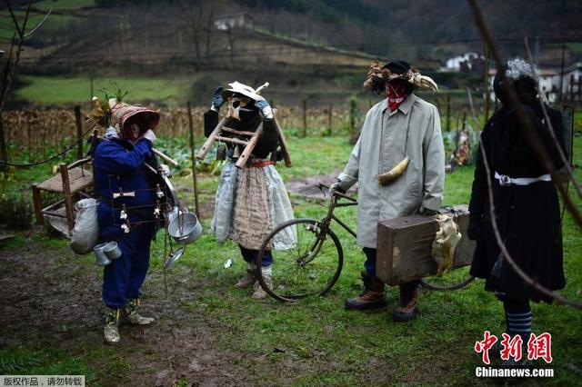 西班牙民眾奇裝異服遊走街頭“喚醒春天”