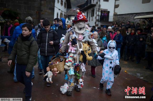 西班牙民眾奇裝異服遊走街頭“喚醒春天”