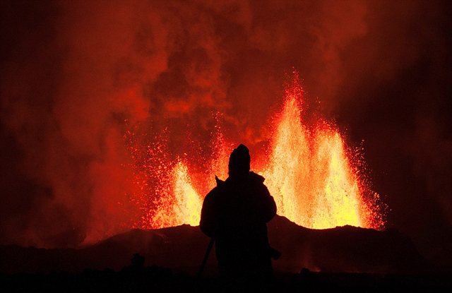 大自然的力量:攝影師近距離抓拍火山噴發壯觀美景