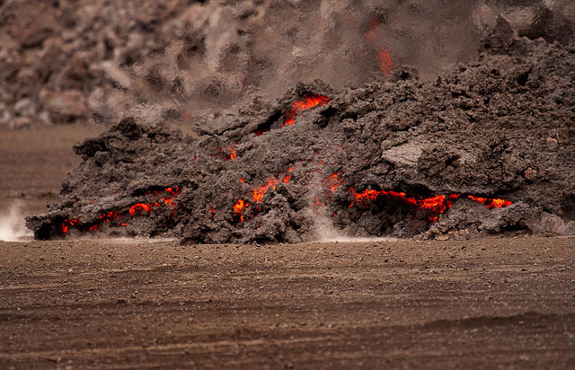 大自然的力量:攝影師近距離抓拍火山噴發壯觀美景