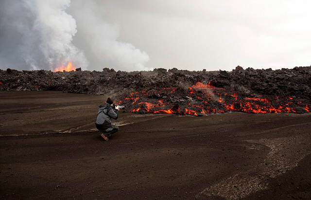 大自然的力量:攝影師近距離抓拍火山噴發壯觀美景