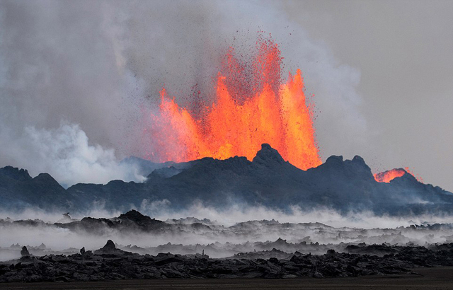 大自然的力量:攝影師近距離抓拍火山噴發壯觀美景