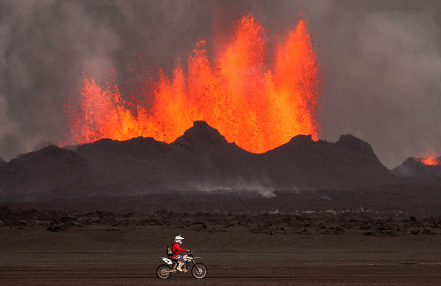 大自然的力量:攝影師近距離抓拍火山噴發壯觀美景