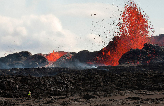 大自然的力量:攝影師近距離抓拍火山噴發壯觀美景