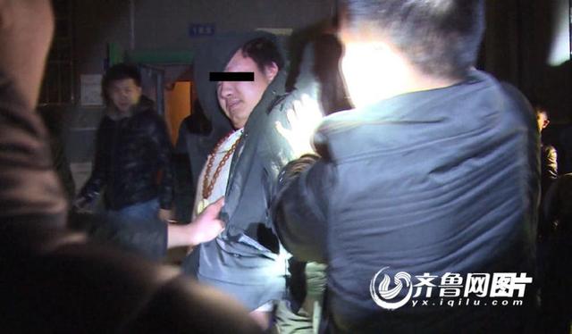 淄博警方荷槍實彈抓捕販毒團夥畫面曝光