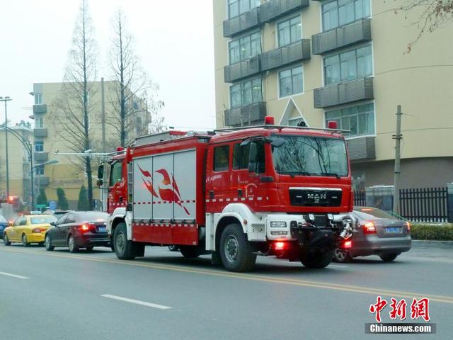 南京街頭現雙車頭消防車 價值900萬元