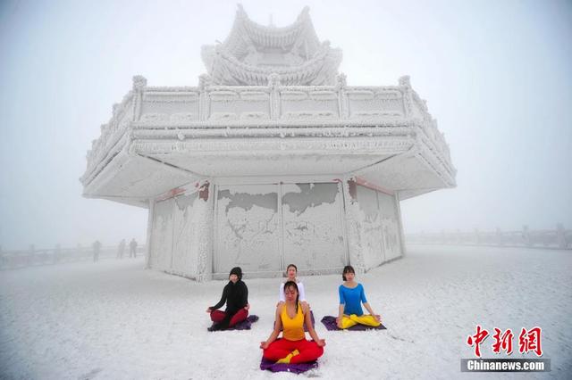 湖南張家界瑜伽美女冰天雪地秀"柔功"