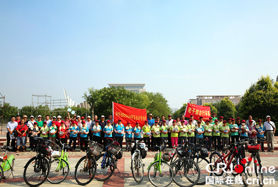 濱州市老幹部自行車隊慰問一線園林工人_fororder_濱州市老幹部自行車隊