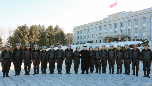 女飛行員挽金正恩手臂親切合影