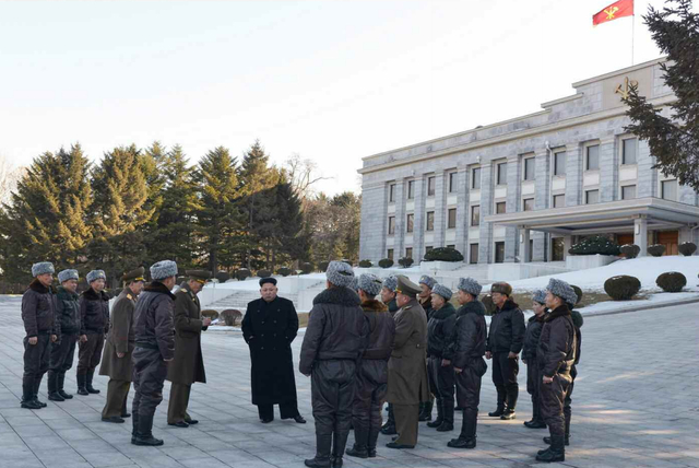 女飛行員挽金正恩手臂親切合影