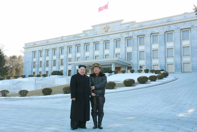 女飛行員挽金正恩手臂親切合影