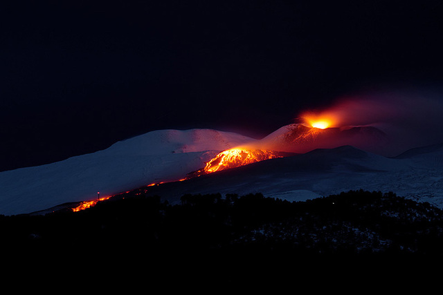 意大利埃特納火山爆發 熔岩噴涌似火龍飛舞