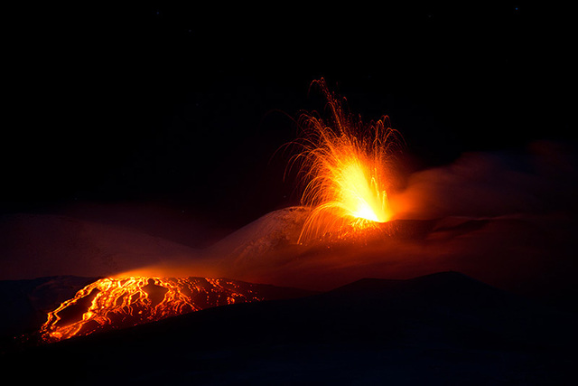 意大利埃特納火山爆發 熔岩噴涌似火龍飛舞