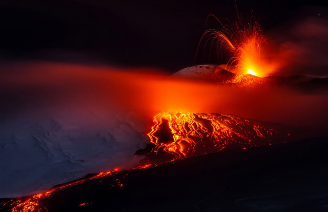 意大利埃特納火山爆發 熔岩噴涌似火龍飛舞