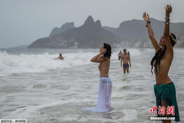 巴西半裸美女參與慶典 盼海洋女神帶來好運