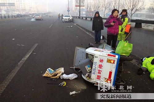 哈爾濱街頭上演“頭文字D” 轎車失控撞倒環衛工