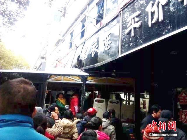 江西撫州公交車“一頭”撞進沿街店舖