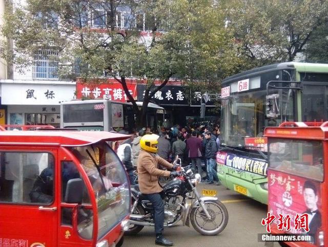 江西撫州公交車“一頭”撞進沿街店舖