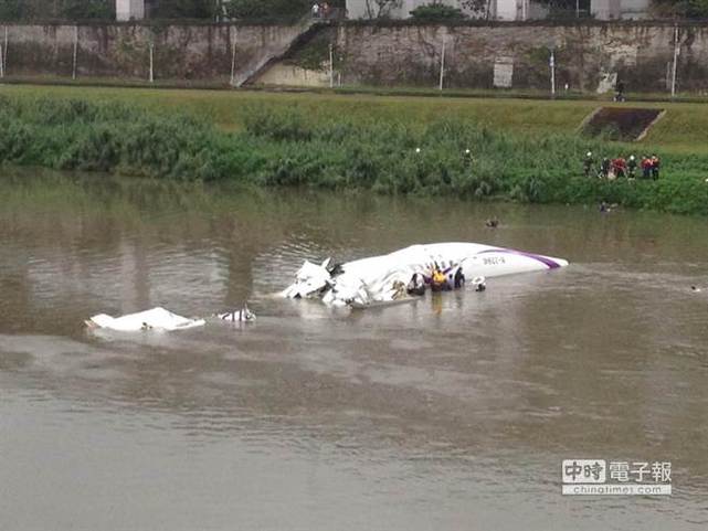 台灣一架輕型民航機墜河 機上58人含20多名大陸游客