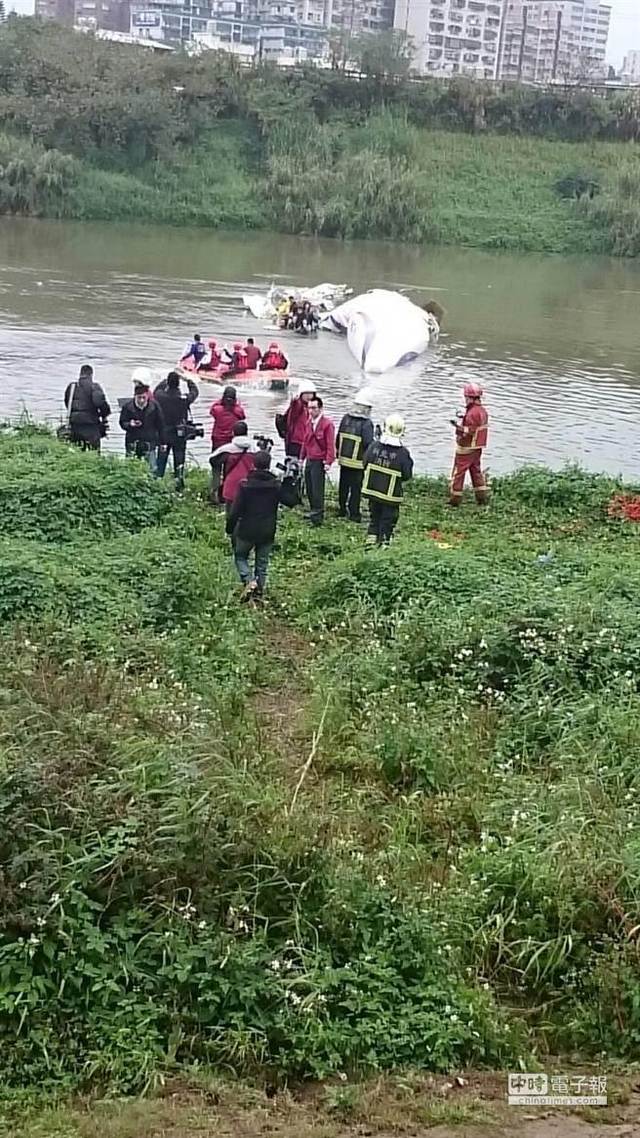 台灣一架輕型民航機墜河 機上58人含20多名大陸游客