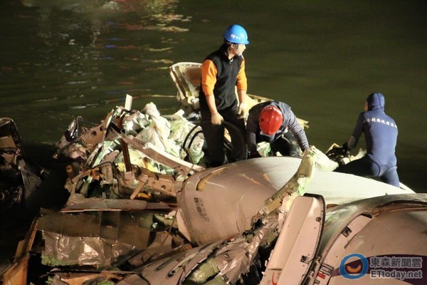 臺媒：復興航空墜河客機機體被吊上岸