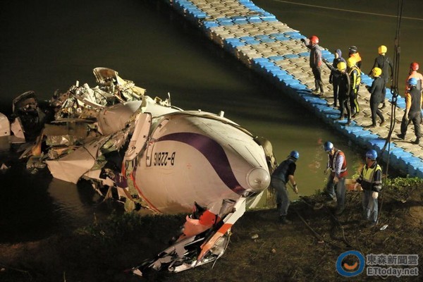 臺媒：復興航空墜河客機機體被吊上岸