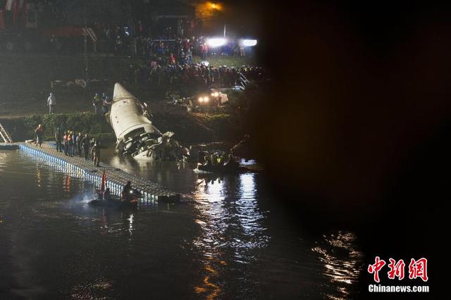 臺媒：復興航空墜河客機機體被吊上岸