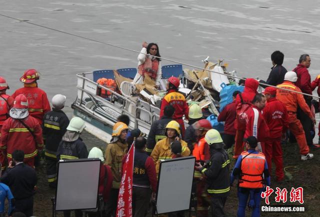 臺媒：復興航空墜河客機機體被吊上岸