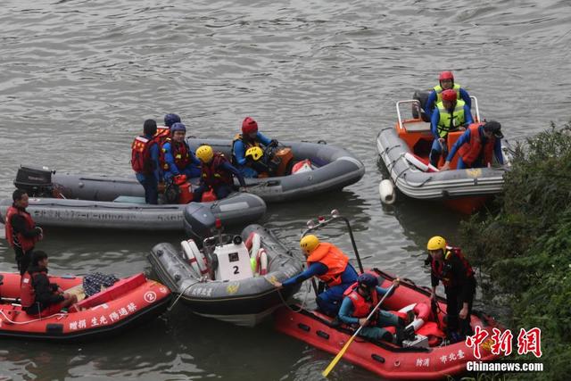 臺媒：復興航空墜河客機機體被吊上岸