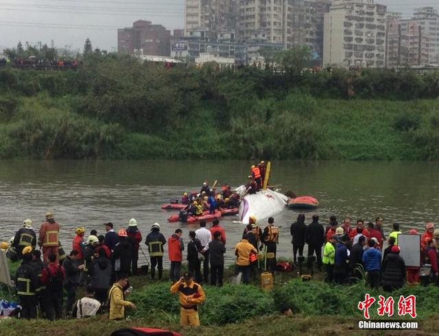 臺媒：復興航空墜河客機機體被吊上岸