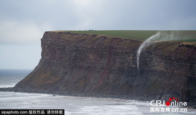 英國索爾特本懸崖瀑布被狂風吹至逆流