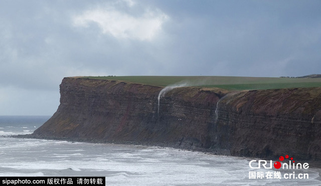 英國索爾特本懸崖瀑布被狂風吹至逆流