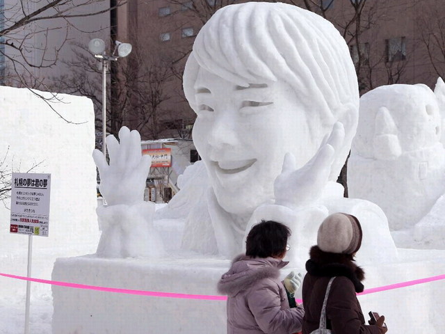 日本札幌冰雪節開幕 15米高雪雕亮相