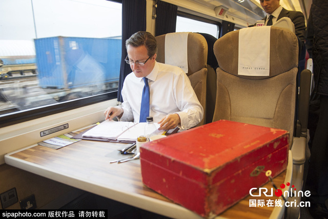 英國首相卡梅倫乘火車外出 機密紅寶箱隨身攜帶