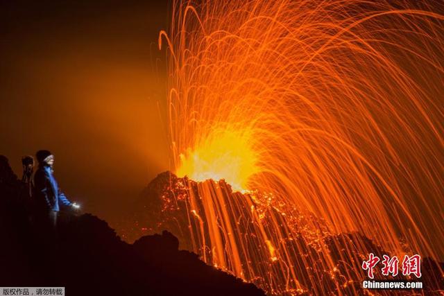 留尼旺島富爾奈斯火山開始噴發