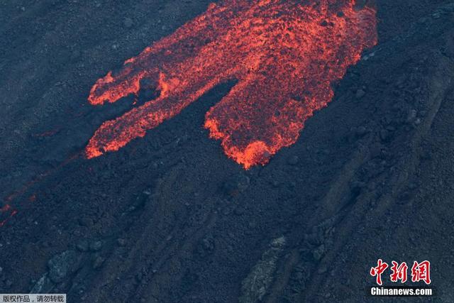 留尼旺島富爾奈斯火山開始噴發